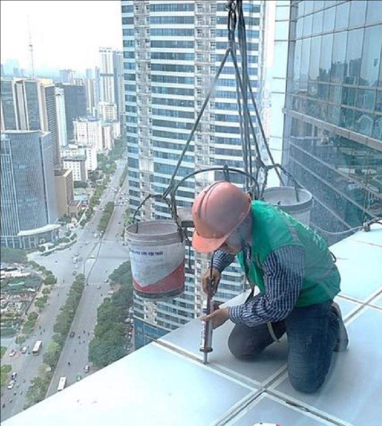 Bơm silicone chống thấm kính nhôm